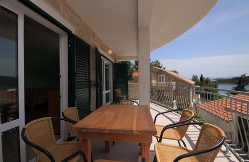 Vrbanj Apartment | Two bedroom apartment near beach Basina, Hvar (A-8754-b)