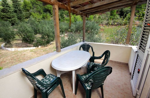 Gdinj Apartment | Two bedroom apartment near beach Cove Jedra, Hvar (A-2583-g)