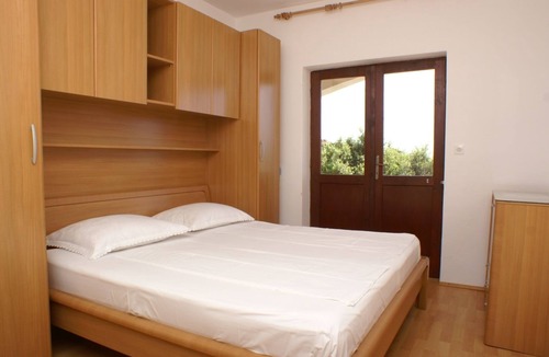 Simuni Apartment | Two bedroom apartment near beach Šimuni, Pag (A-236-d)