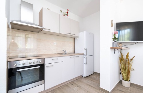 Kraj Apartment | Two bedroom apartment near beach Tkon, Pašman (A-6262-a)