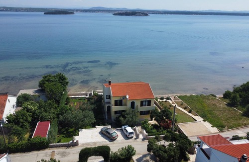 Kraj Apartment | Two bedroom apartment near beach Tkon, Pašman (A-6262-a)