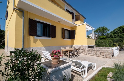 Kraj Apartment | Two bedroom apartment near beach Tkon, Pašman (A-6262-a)
