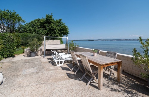 Kraj Apartment | Two bedroom apartment near beach Tkon, Pašman (A-6262-a)