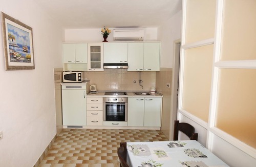 Bol Apartment | Two bedroom apartment near beach Bol, Brač (A-13413-b)