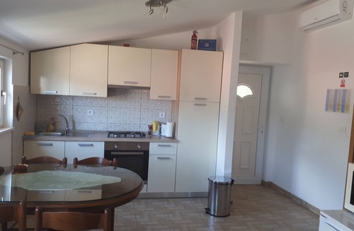 Stanici Apartment | Two bedroom apartment near beach Stanići, Omiš (A-1032-b)
