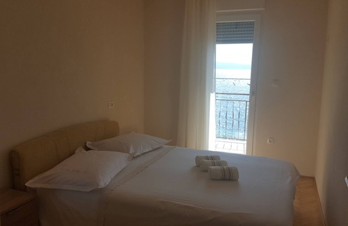 Stanici Apartment | Two bedroom apartment near beach Stanići, Omiš (A-1032-a)