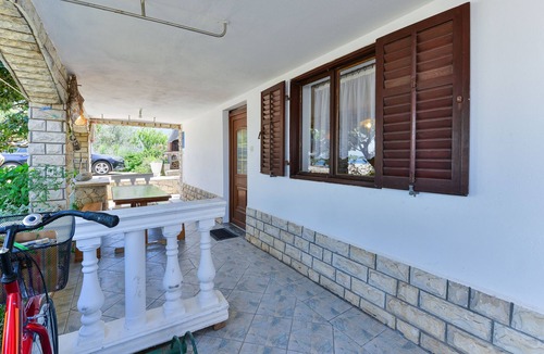Tkon Apartment | Two bedroom apartment near beach Tkon, Pašman (A-336-a)