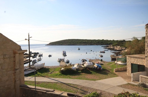 Rukavac Apartment | Two bedroom apartment near beach Rukavac, Vis (A-1154-c)