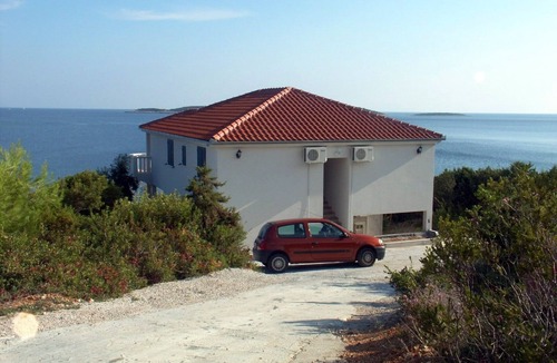 Milna Apartment | Two bedroom apartment near beach Milna, Vis (A-3036-b)