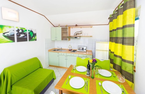Vrsi Apartment | Two bedroom apartment near beach Vrsi - Mulo, Zadar (A-5951-f)