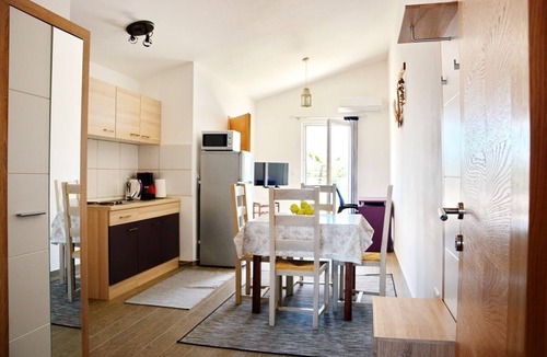 Vrsi Apartment | Two bedroom apartment near beach Vrsi - Mulo, Zadar (A-12519-b)