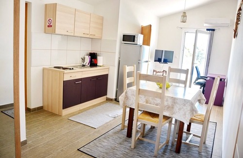 Vrsi Apartment | Two bedroom apartment near beach Vrsi - Mulo, Zadar (A-12519-b)