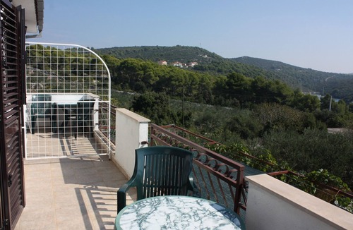 Maslinica Apartment | Two bedroom apartment with terrace and sea view Maslinica, Šolta (A-5184-a)
