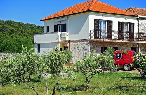 Gornje Selo Apartment | Two bedroom apartment with balcony Gornje selo, Šolta (A-15545-a)