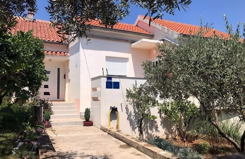Lukoran Apartment | Two bedroom apartment with terrace and sea view Lukoran, Ugljan (A-836-a)