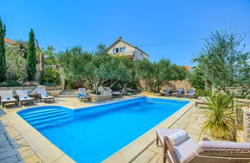 Susica Apartment | Two bedroom apartment with terrace and sea view Murter (A-16655-d)