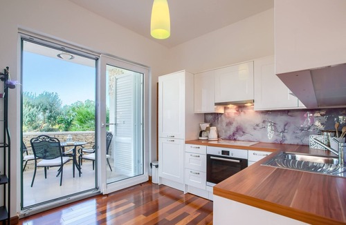Susica Apartment | Two bedroom apartment with terrace Murter (A-16655-a)