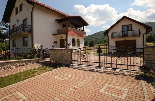Licko Lesce Apartment | Two bedroom apartment with terrace Ličko Lešće, Velebit (A-20985-a)