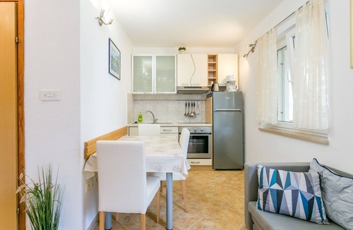 Postira Apartment | Two bedroom apartment with terrace and sea view Postira, Brač (A-2948-b)