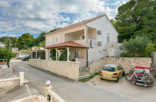 Postira Apartment | Two bedroom apartment with terrace and sea view Postira, Brač (A-2948-b)