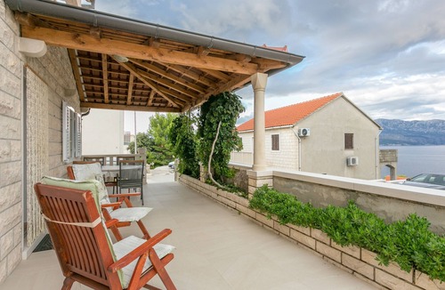 Postira Apartment | Two bedroom apartment with terrace and sea view Postira, Brač (A-2948-b)