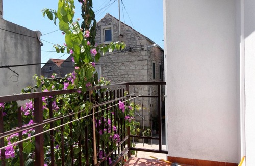 Sucuraj Apartment | Two bedroom apartment with balcony Sućuraj, Hvar (A-6732-d)