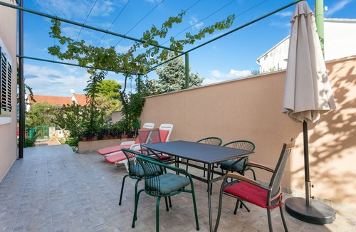 Mirce Apartment | Two bedroom apartment with terrace and sea view Mirca, Brač (A-2854-a)