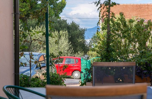 Mirce Apartment | Two bedroom apartment with terrace and sea view Mirca, Brač (A-2854-a)