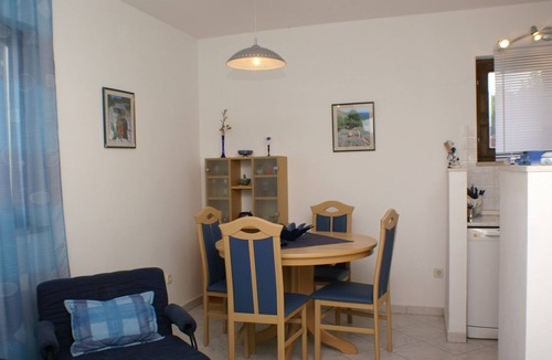 Mirce Apartment | Two bedroom apartment with terrace and sea view Mirca, Brač (A-2902-b)