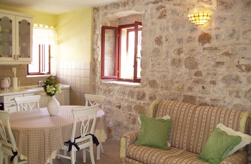 Komiza Apartment | Two bedroom apartment with terrace Komiža (Vis) (A-9247-a)