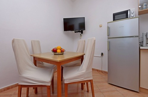 Lopar Apartment | Two bedroom apartment with terrace and sea view Lopar, Rab (A-21808-a)