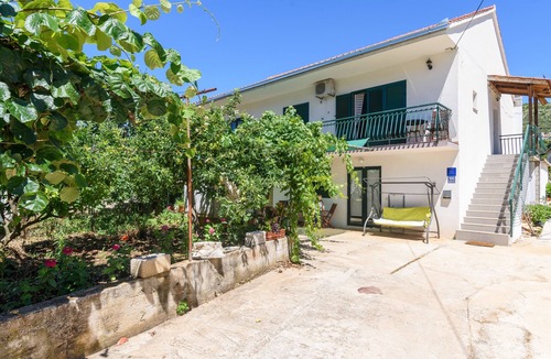 Marina Apartment | Two bedroom apartment with balcony Marina, Trogir (A-14258-a)