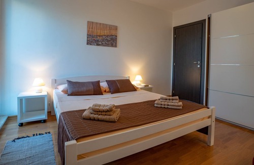 Cove Makarac (Milna) Apartment | Two bedroom apartment with balcony and sea view Milna, Brač (A-21179-b)