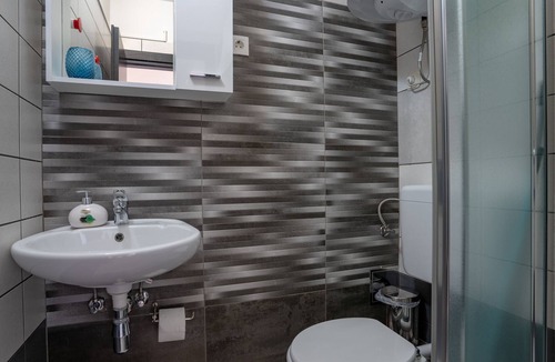 Cove Makarac (Milna) Apartment | Two bedroom apartment with balcony and sea view Milna, Brač (A-21179-b)