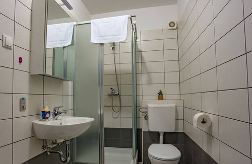 Cove Makarac (Milna) Apartment | Two bedroom apartment with balcony and sea view Milna, Brač (A-21179-b)