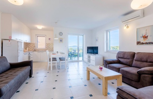 Cove Makarac (Milna) Apartment | Two bedroom apartment with terrace and sea view Milna, Brač (A-22122-e)