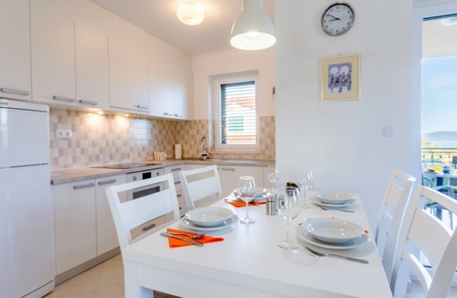 Cove Makarac (Milna) Apartment | Two bedroom apartment with terrace and sea view Milna, Brač (A-22122-e)