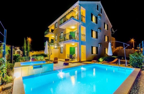 Cove Makarac (Milna) Apartment | Two bedroom apartment with terrace and sea view Milna, Brač (A-22122-e)