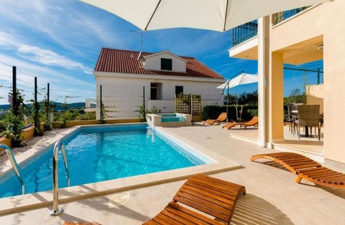 Cove Makarac (Milna) Apartment | Two bedroom apartment with terrace and sea view Milna, Brač (A-22122-e)