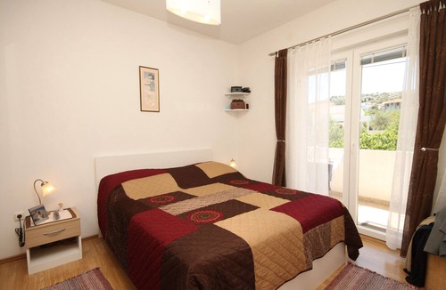 Susica Apartment | Two bedroom apartment with balcony and sea view Murter (A-6397-b)