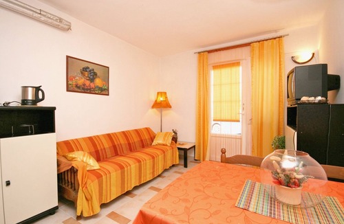 Vrbnik Apartment | Two bedroom apartment with terrace and sea view Vrbnik, Krk (A-5392-a)