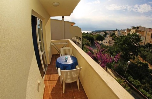 Krizna luka Apartment | Two bedroom apartment with balcony Hvar (A-25301-b)