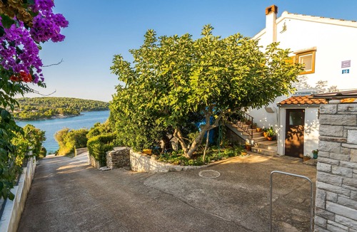 Necujam Apartment | Two bedroom apartment with terrace and sea view Nečujam (Šolta) (A-2090-a)
