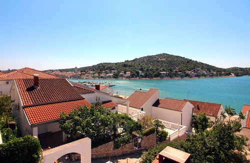 Tijesno Apartment | Two bedroom apartment with terrace and sea view Tisno (Murter) (A-5136-a)
