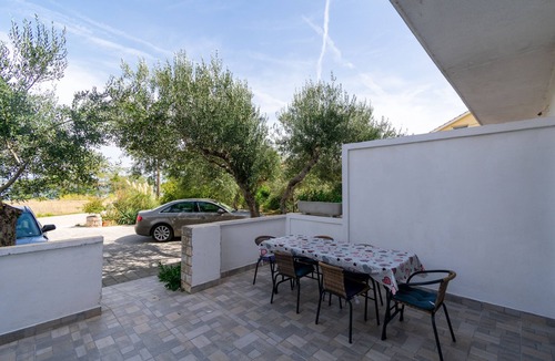 Tkon Apartment | Two bedroom apartment with terrace and sea view Tkon, Pašman (A-16275-a)