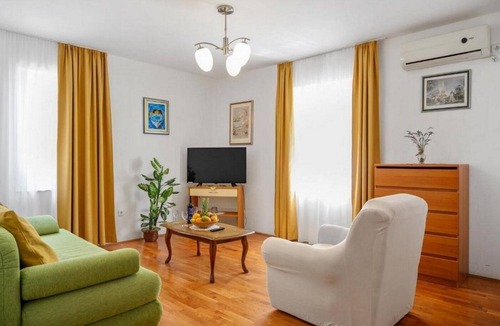 Bol Apartment | Two bedroom apartment with terrace Bol (Brač) (A-20004-a)