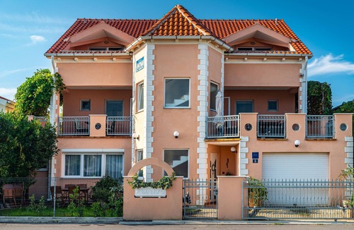 Nin Apartment | Two bedroom apartment with terrace Nin, Zadar (A-5936-a)