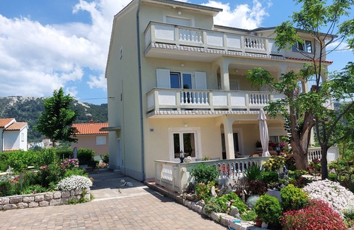Mundanije Apartment | Two bedroom apartment with terrace Mundanije, Rab (A-4953-a)