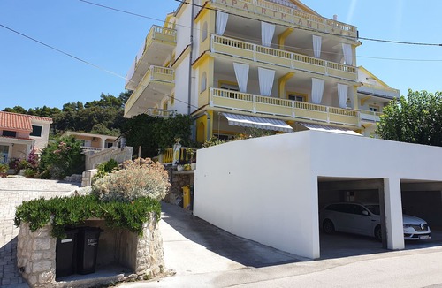 Banjol Apartment | Two bedroom apartment with terrace Banjol, Rab (A-5041-a)