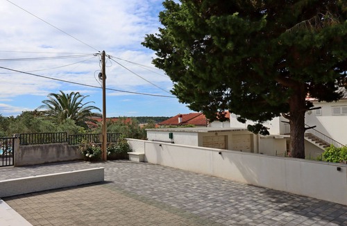 Banjol Apartment | Two bedroom apartment with terrace Banjol, Rab (A-12838-a)